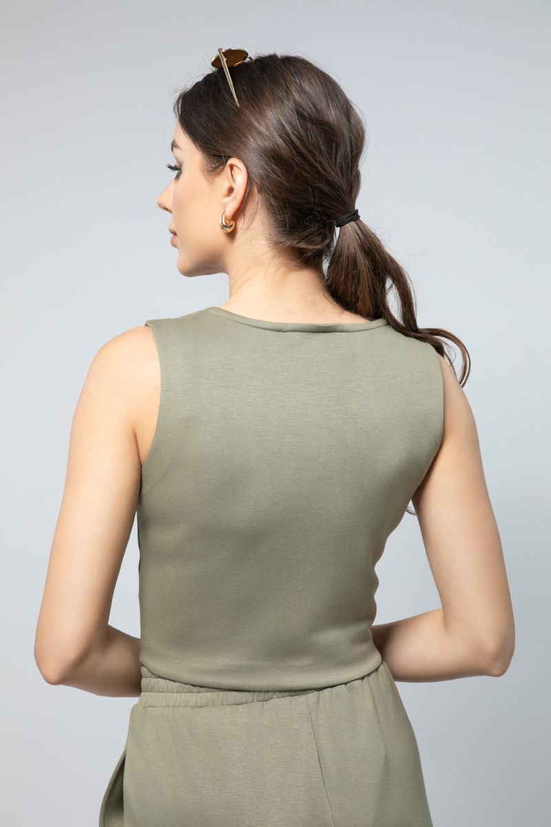 توب بدون أكمام بقصة قصيرة - قطعة أساسية متعددة الاستخدامات