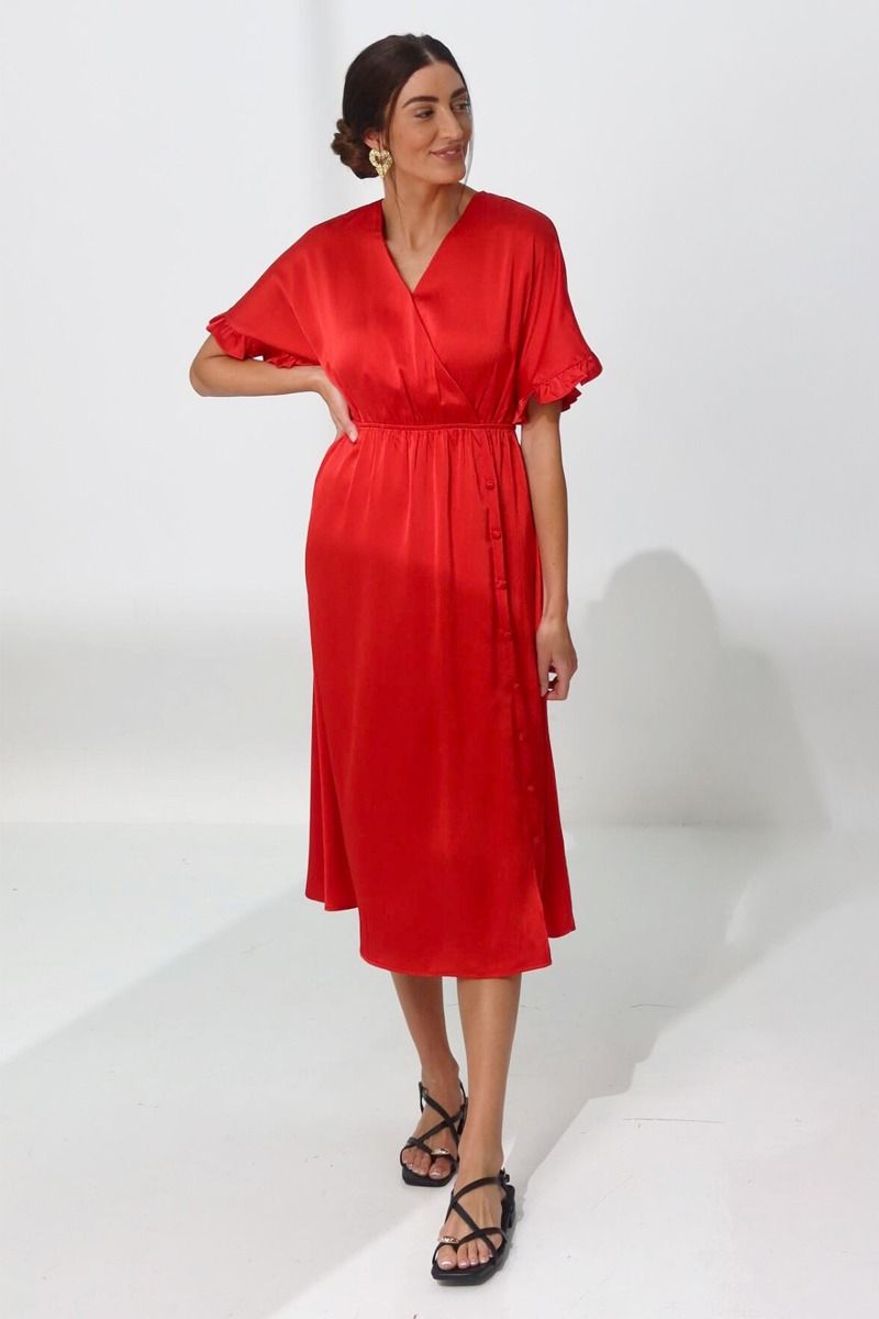 فستان نسائي طويل بأزرار أمامية