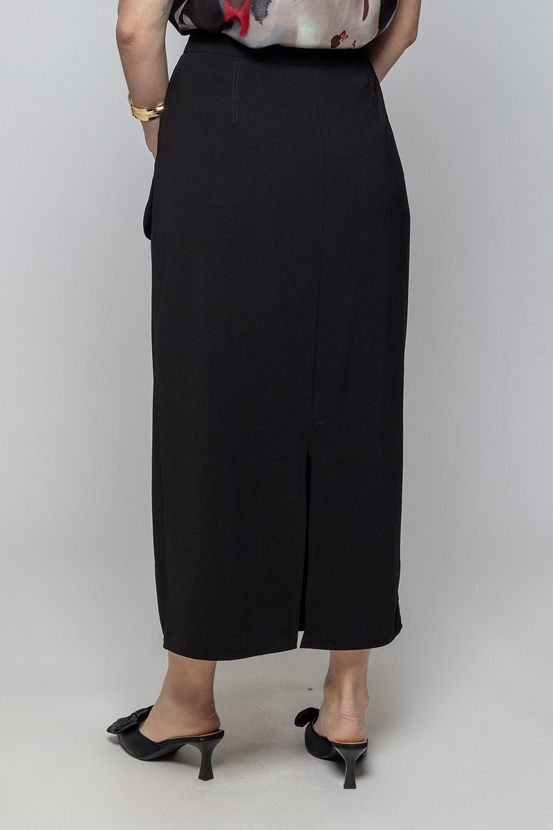 تنورة طويلة للعمل – تصميم أنيق بطابع عملي