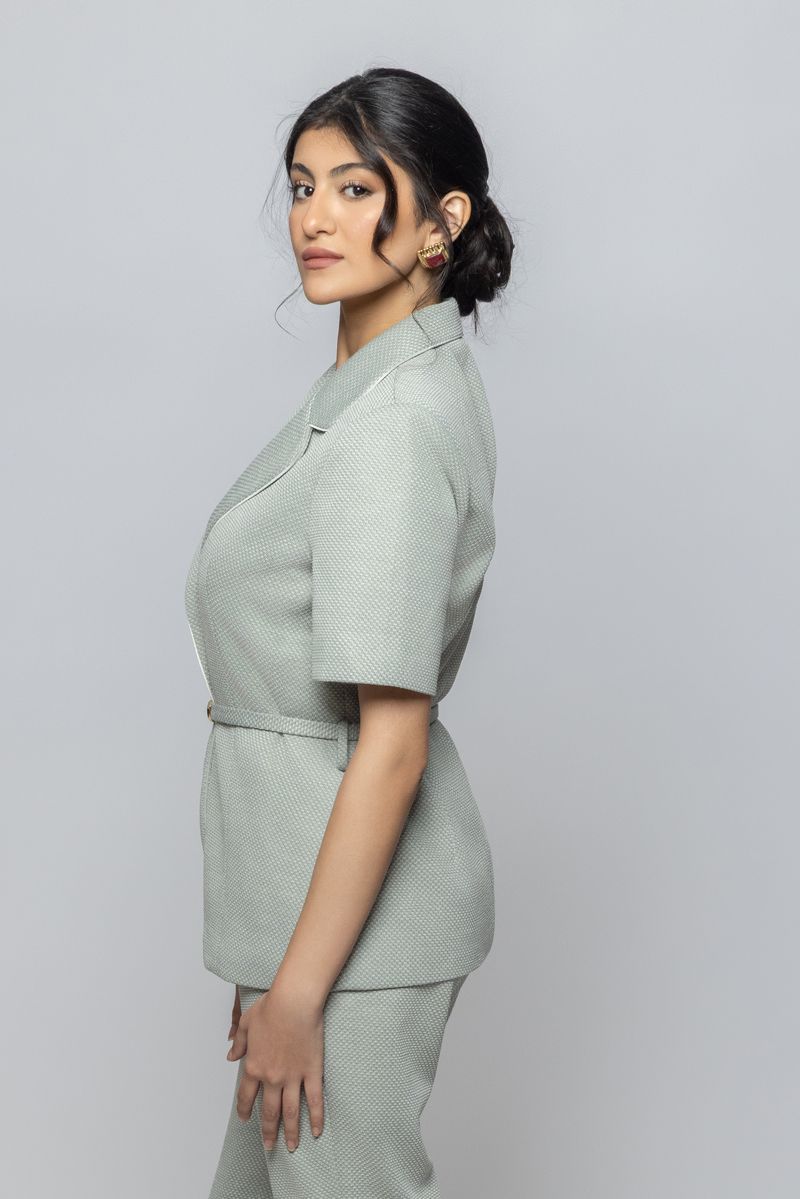 بليزر نسائي بأكمام قصيرة بتصميم عصري