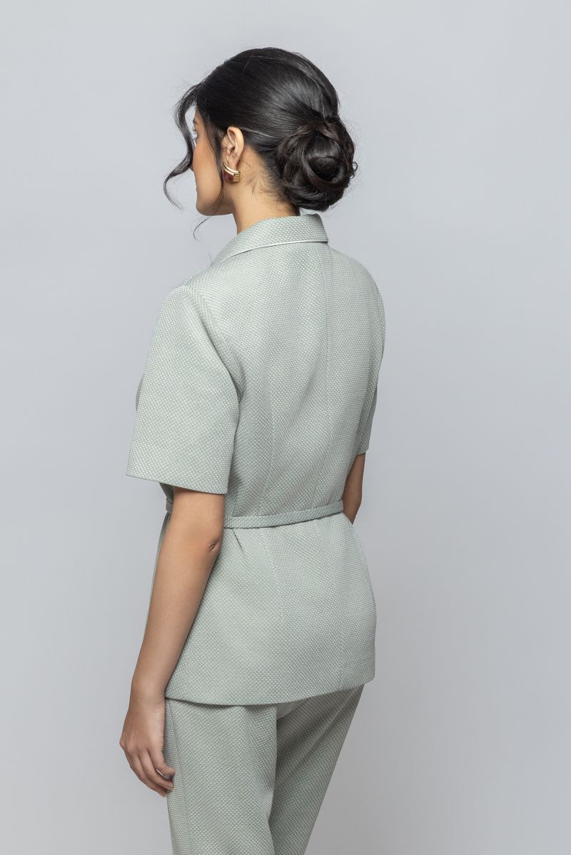 بليزر نسائي بأكمام قصيرة بتصميم عصري