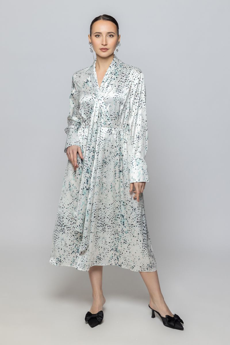 فستان نسائي أنيق بقصة طويلة وأكمام طويلة