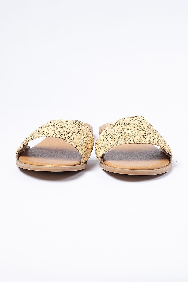 women slipper with straw pattern