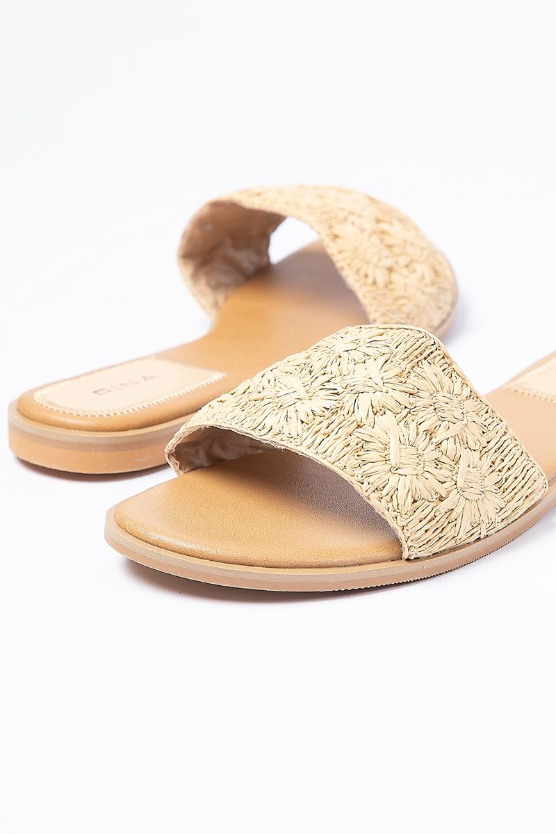 women slipper with straw pattern