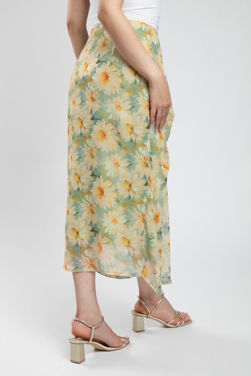 تنورة بطبعة زهور – لمسة ناعمة وأنثوية