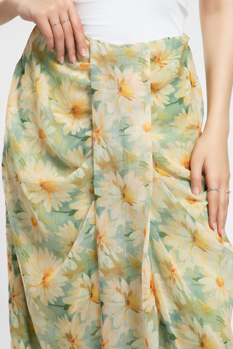 تنورة بطبعة زهور – لمسة ناعمة وأنثوية