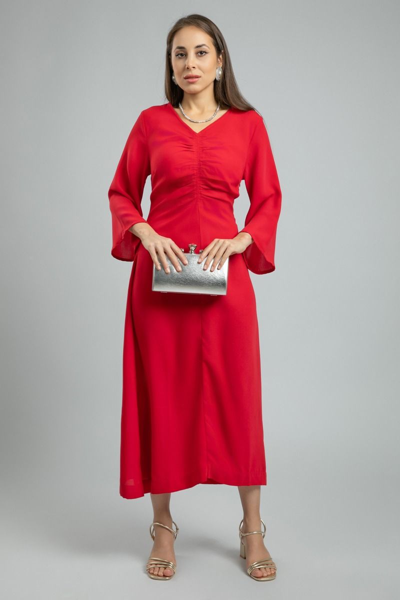 فستان نسائي طويل بلون موحد وخامة ناعمة مع تفاصيل طيّات أمامية