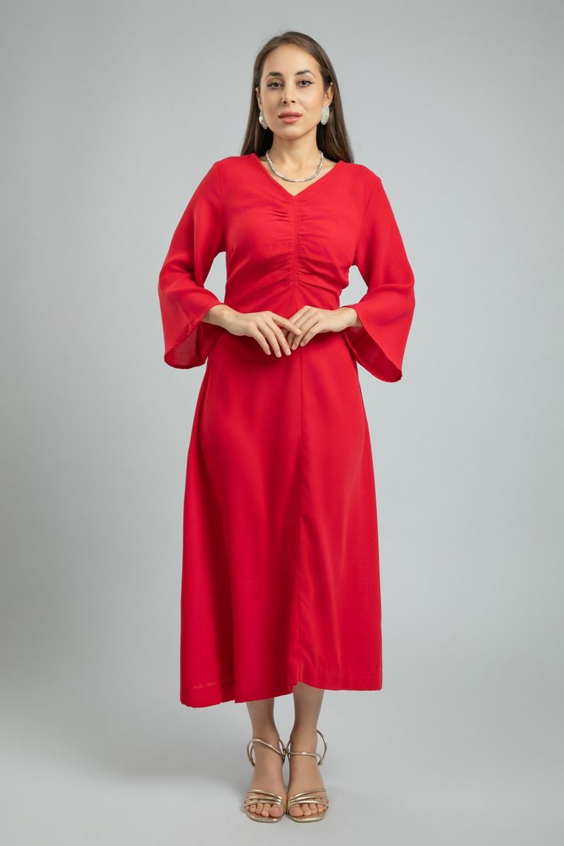 فستان نسائي طويل بلون موحد وخامة ناعمة مع تفاصيل طيّات أمامية