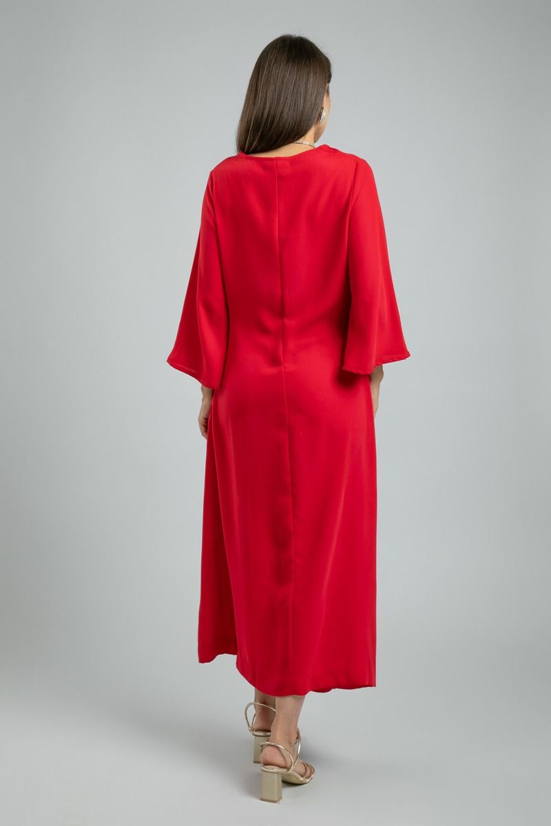 فستان نسائي طويل بلون موحد وخامة ناعمة مع تفاصيل طيّات أمامية