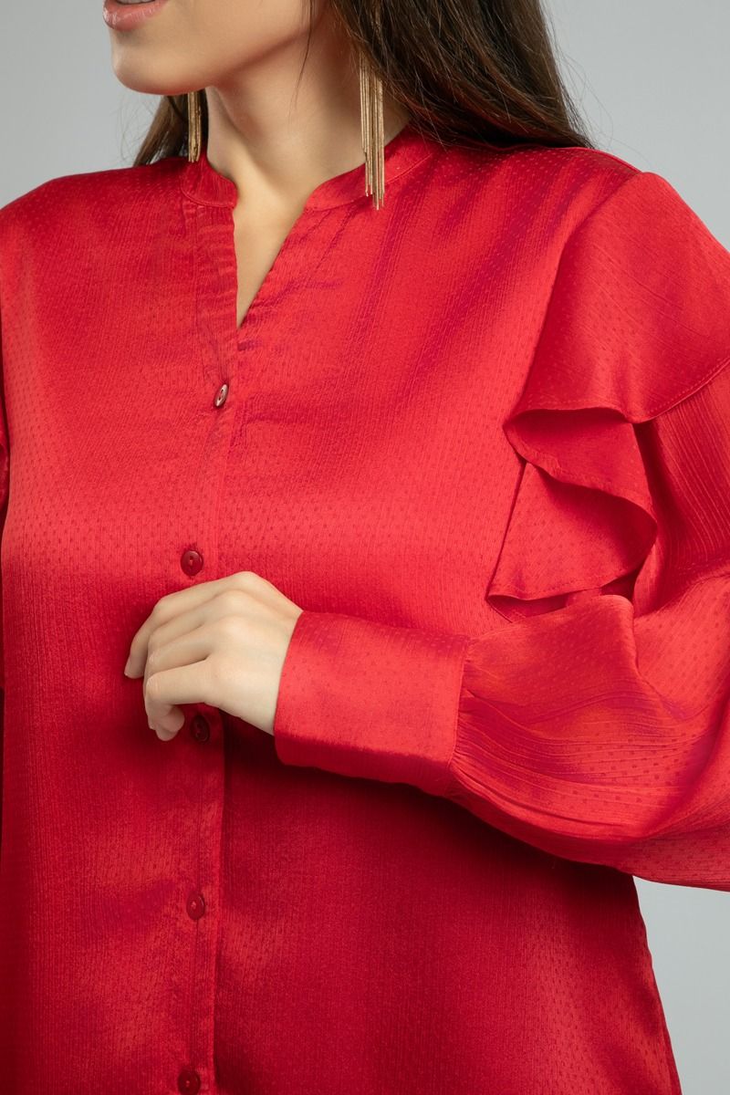 قميص نسائي بأكمام طويلة بنمط منقوش وتفاصيل كشكش