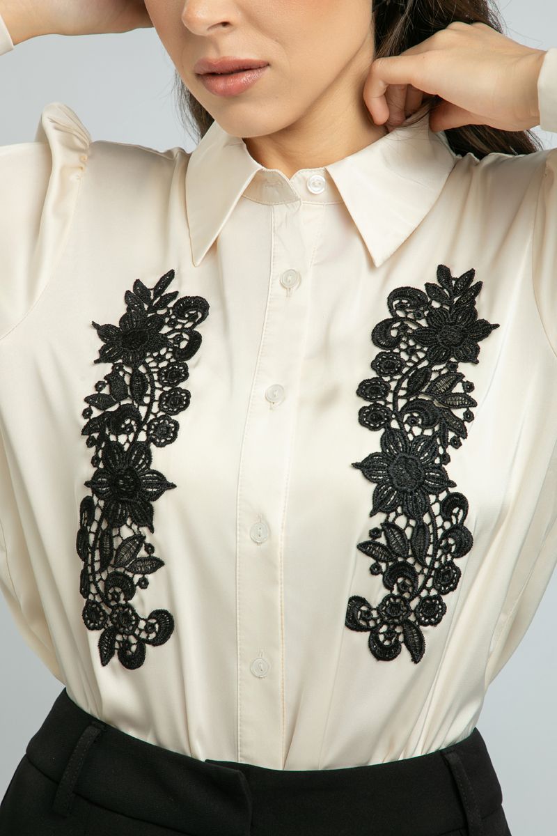 قميص نسائي طويل الأكمام من الساتان مع تفاصيل تطريز أمامية