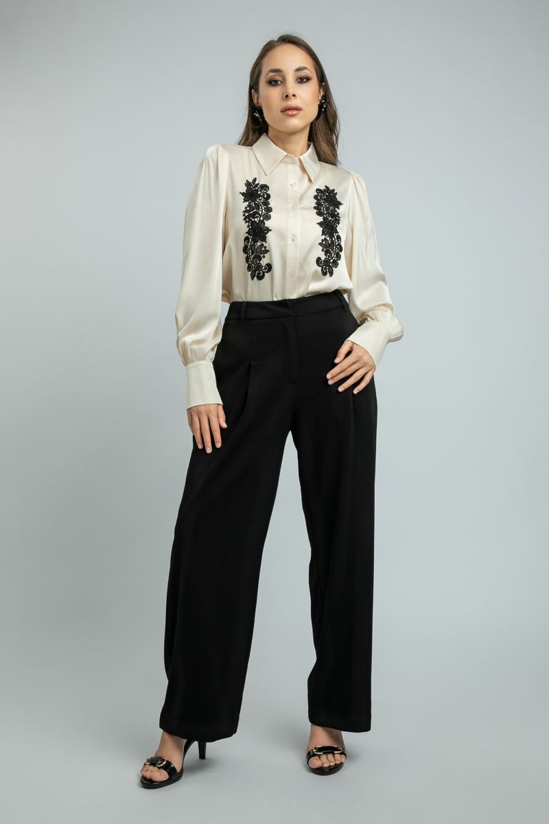 قميص نسائي طويل الأكمام من الساتان مع تفاصيل تطريز أمامية