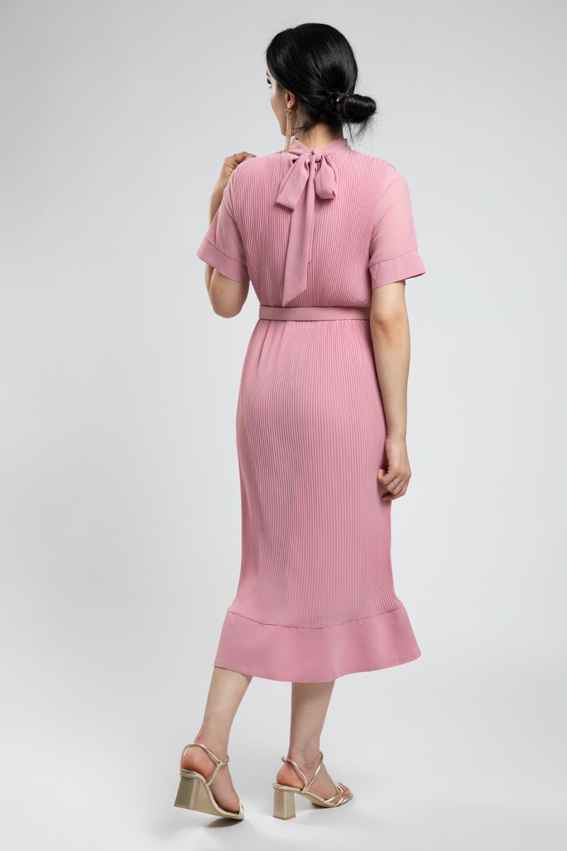 فستان طويل بكسرات ناعمة وحزام إبزيم