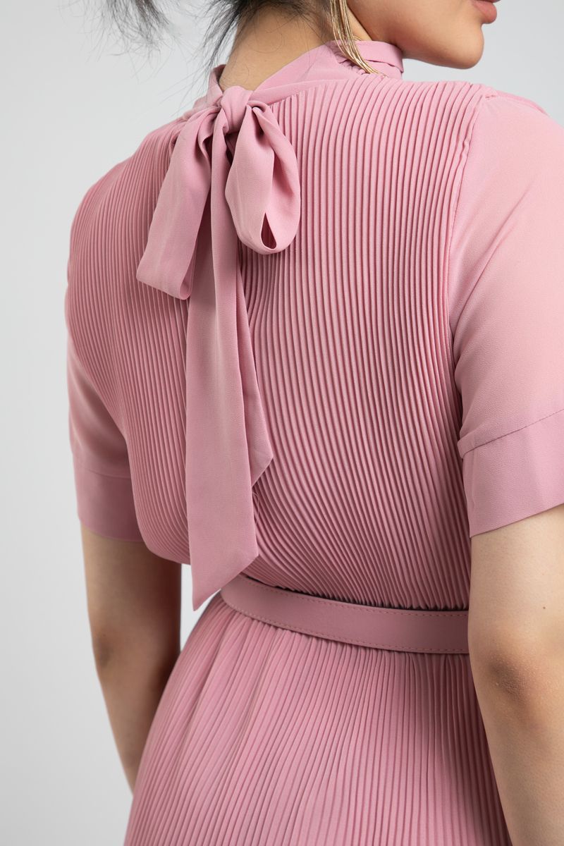 فستان طويل بكسرات ناعمة وحزام إبزيم