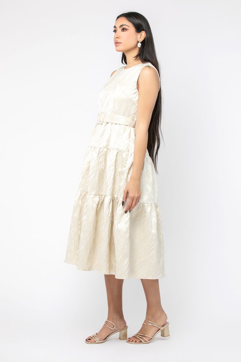 فستان نسائي بتطريز بارز