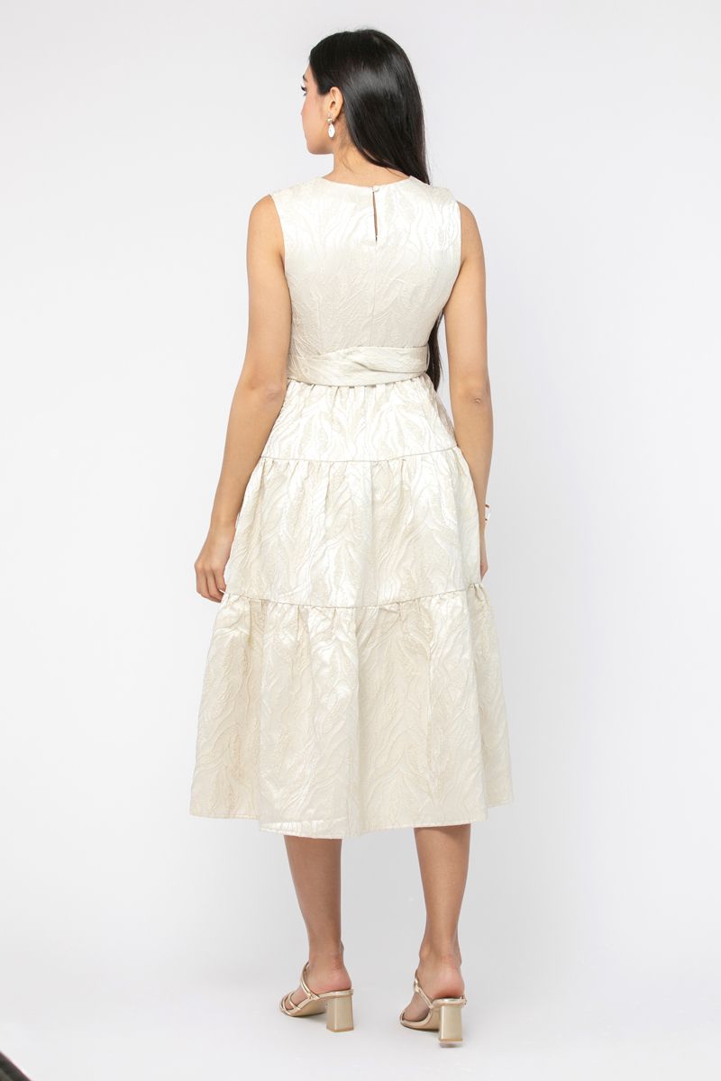 فستان نسائي بتطريز بارز