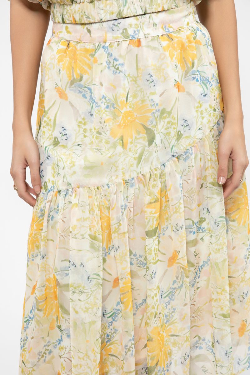 تنورة نسائية بنمط مورد