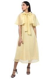 فستان نسائي بلون موحد وطبقة كيب