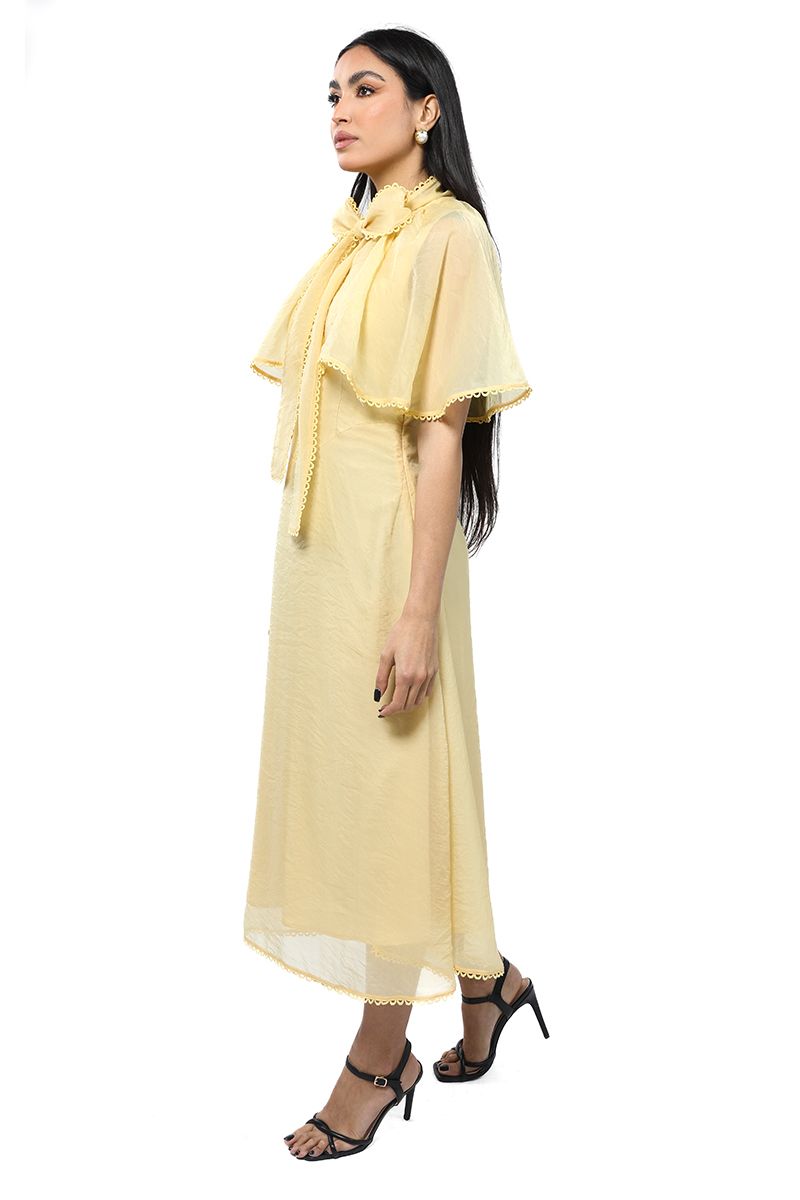 فستان نسائي بلون موحد وطبقة كيب