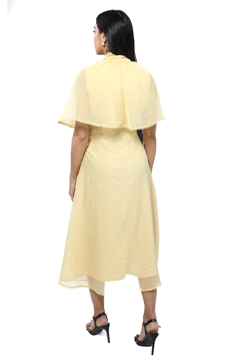 فستان نسائي بلون موحد وطبقة كيب