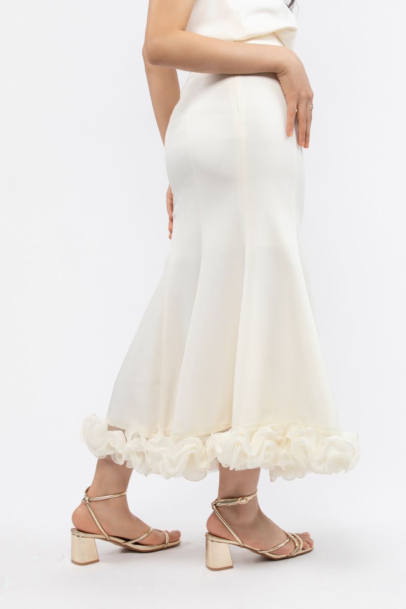 تنورة نسائية مكشكشة