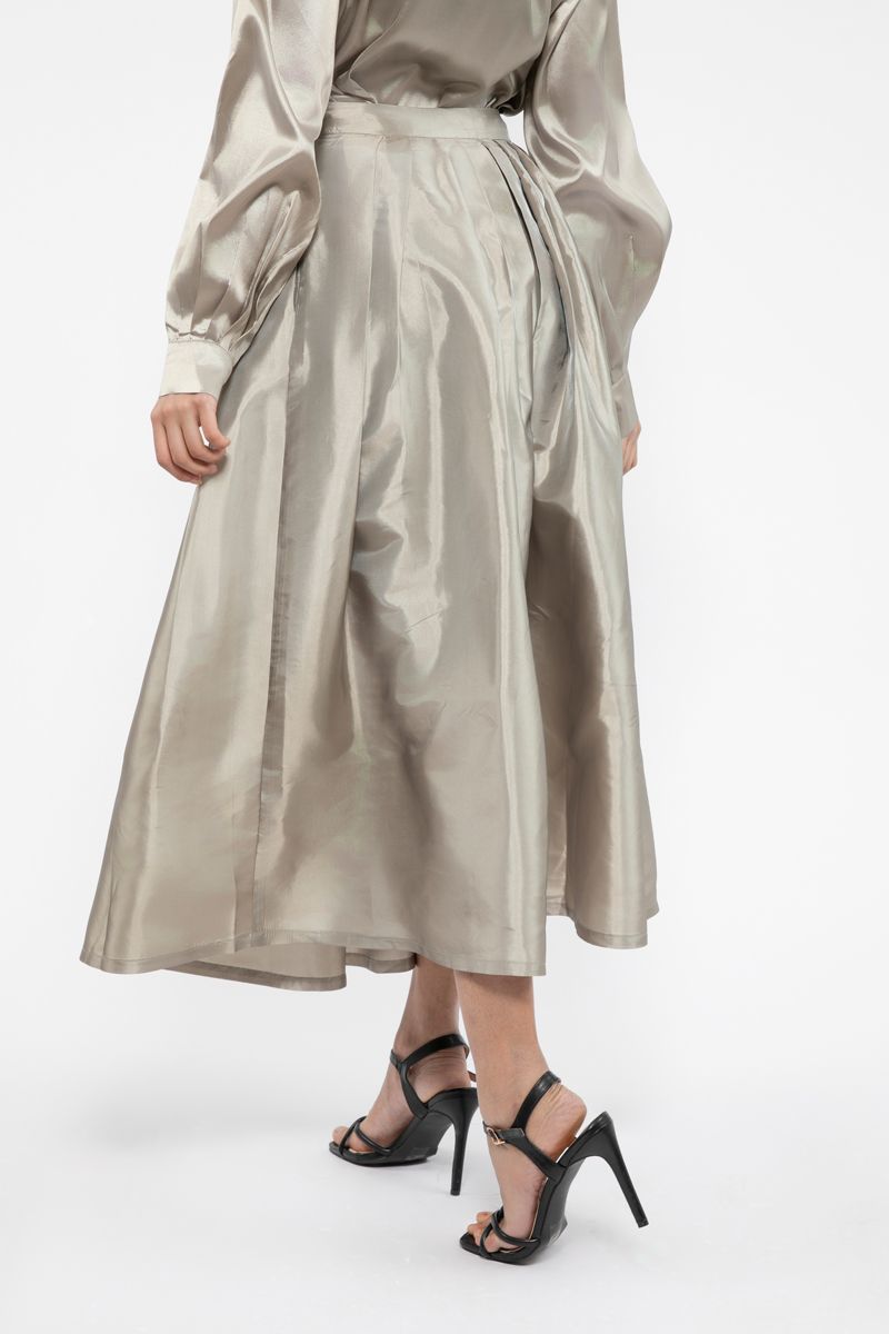 تنورة نسائية طويلة بخامة ساتان