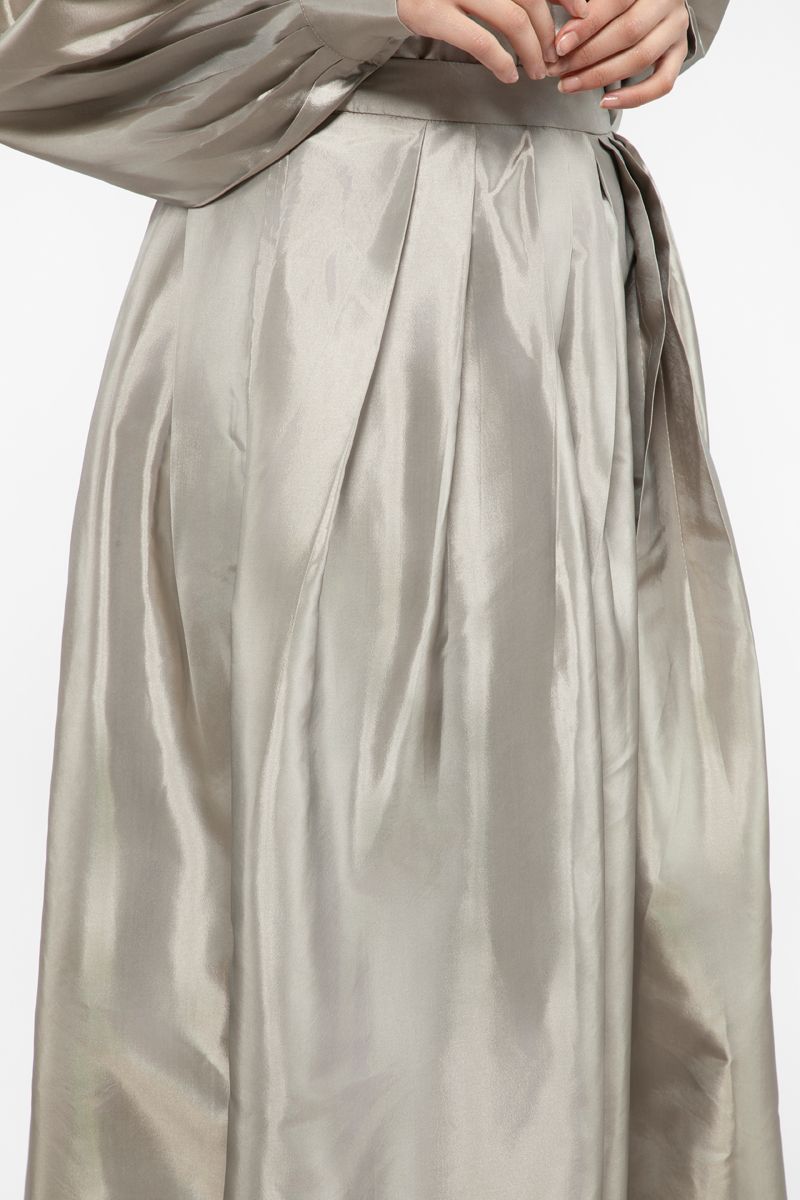 تنورة نسائية طويلة بخامة ساتان