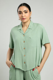 قميص بأكمام قصيرة وجيب أمامي