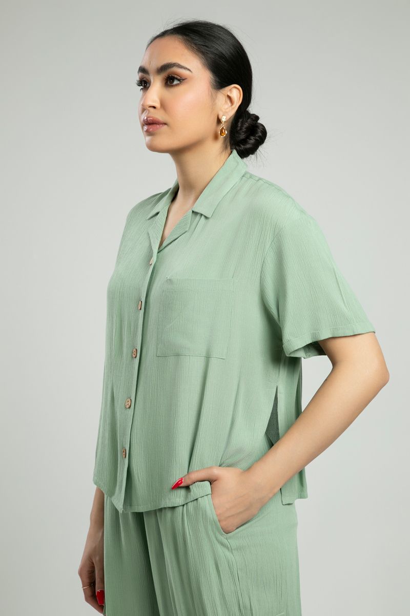 قميص بأكمام قصيرة وجيب أمامي