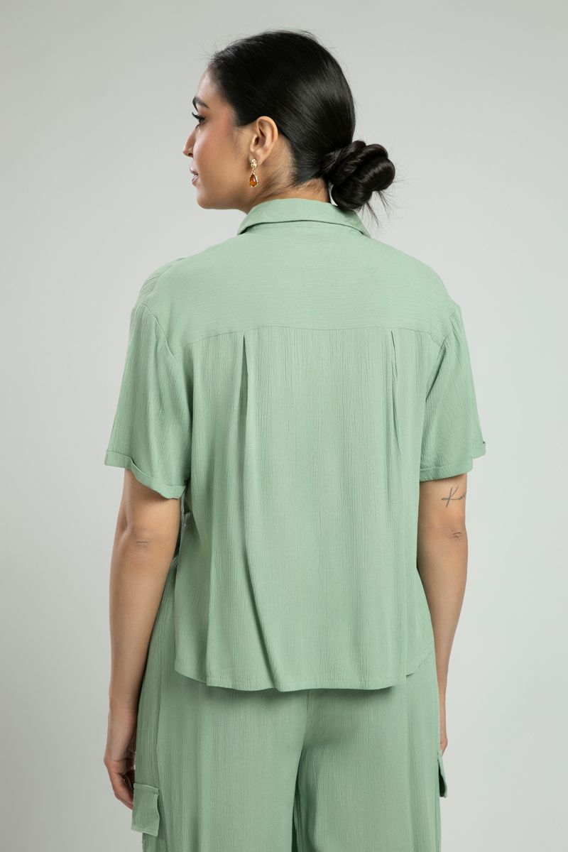 قميص بأكمام قصيرة وجيب أمامي