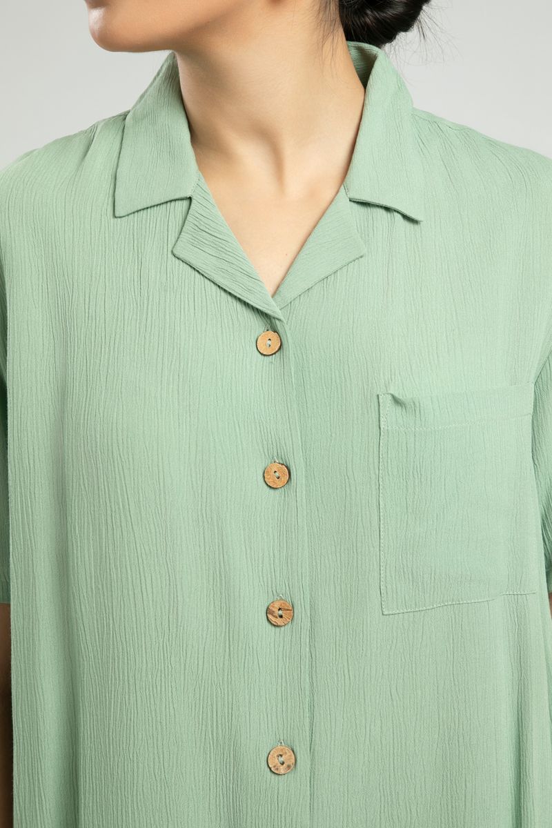 قميص بأكمام قصيرة وجيب أمامي