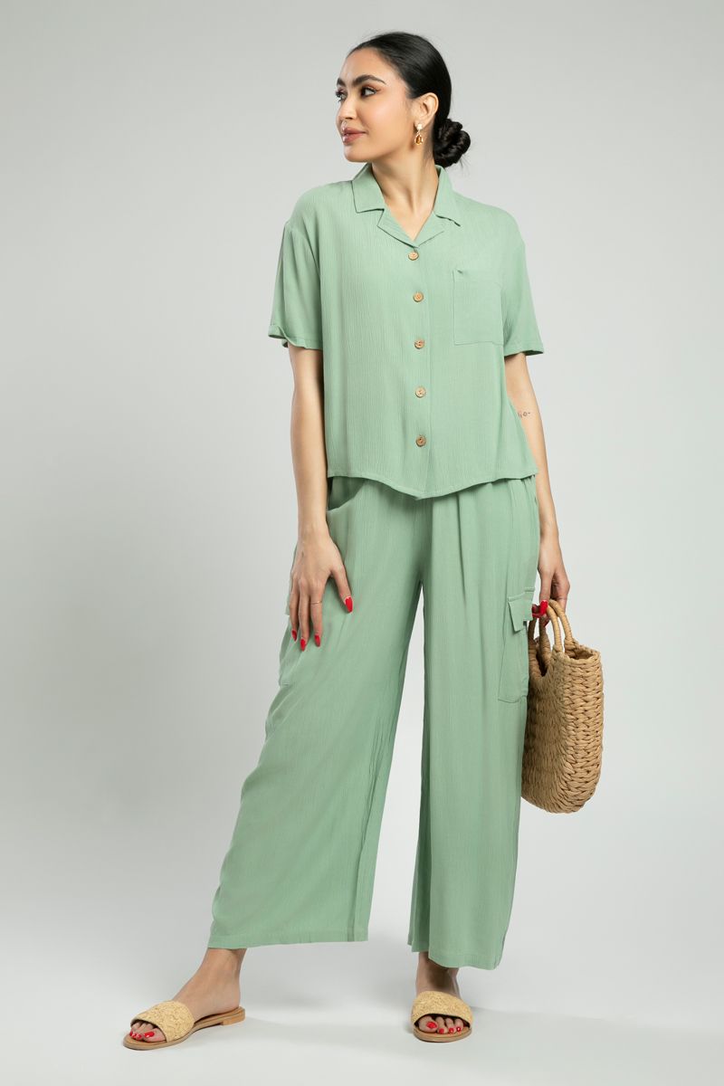 قميص بأكمام قصيرة وجيب أمامي