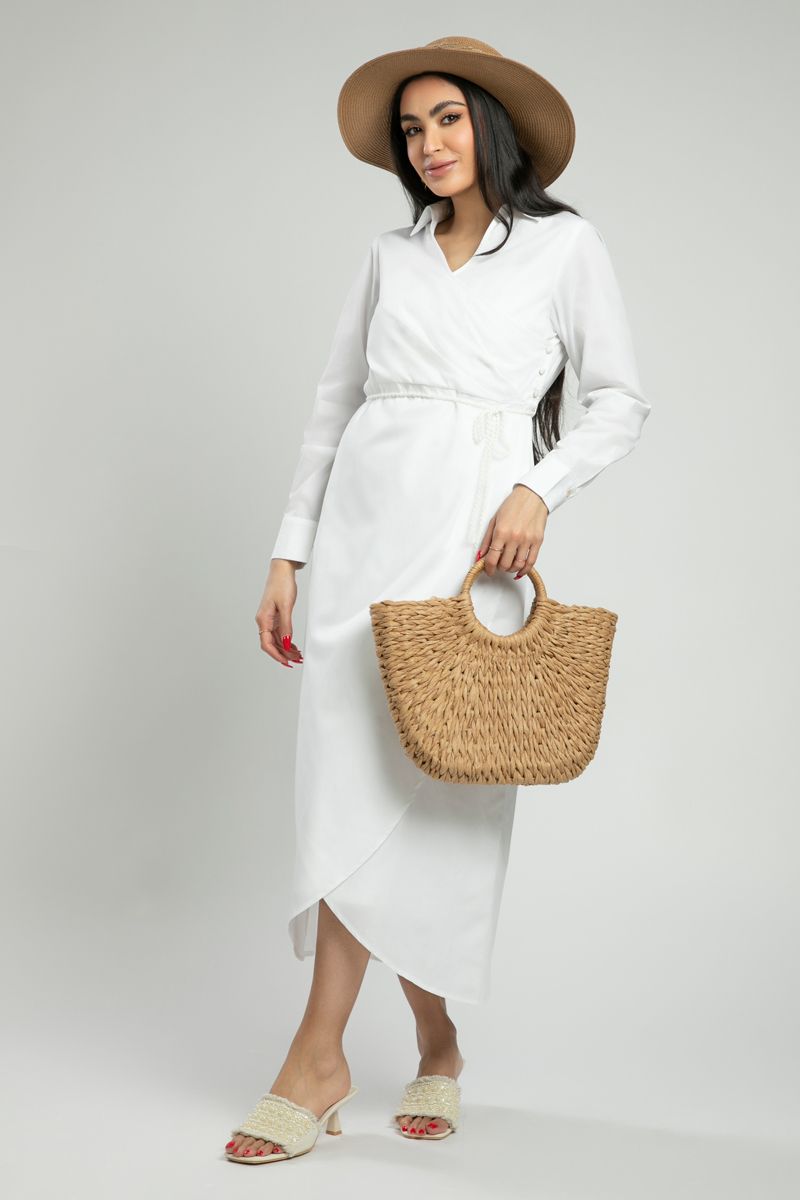 فستان بقصة قميص وتفصيل متقاطع