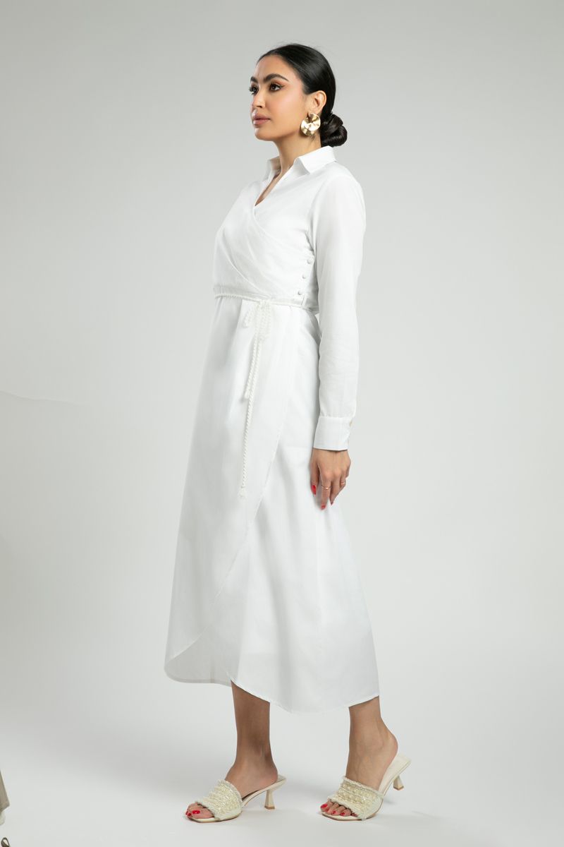 فستان بقصة قميص وتفصيل متقاطع