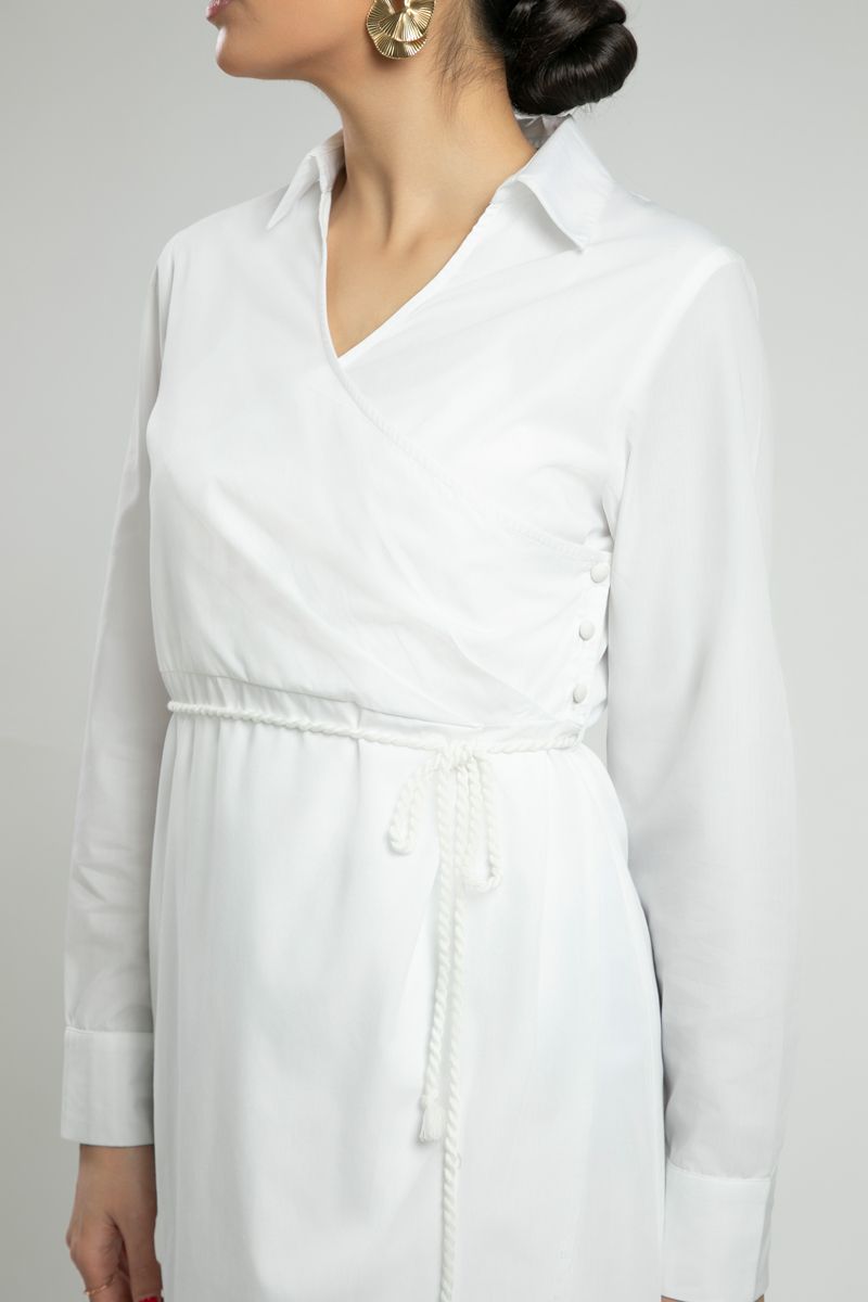 فستان بقصة قميص وتفصيل متقاطع