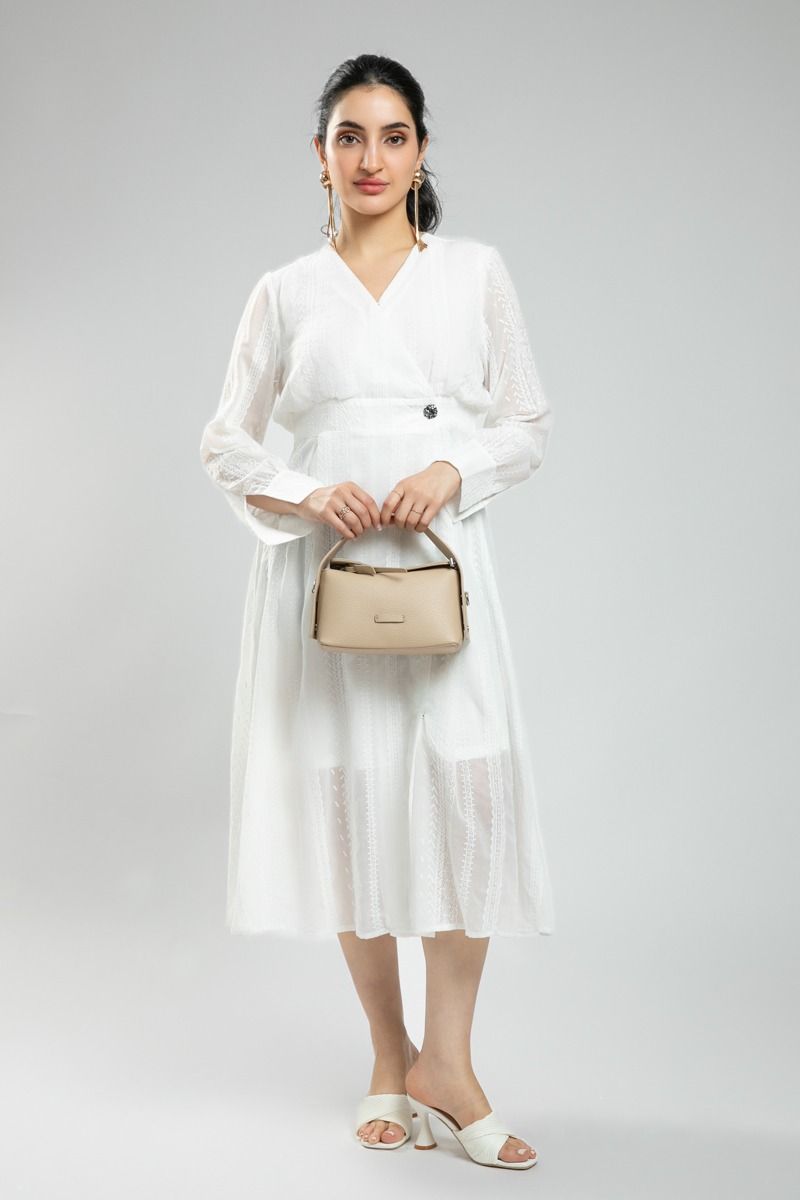 فستان ميدي نسائي بأكمام طويلة وقصة لفّ - قماش ناعم، لون موحد مع تطريز كامل