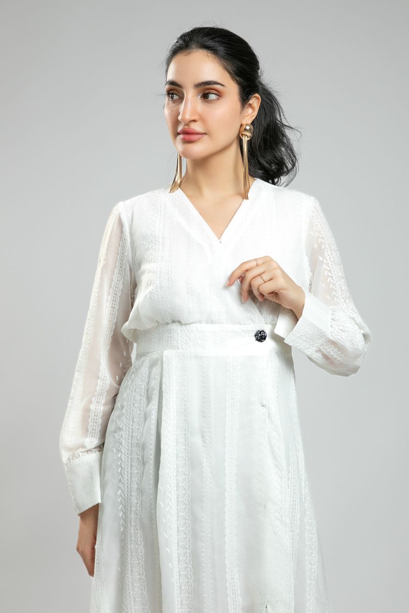 فستان ميدي نسائي بأكمام طويلة وقصة لفّ - قماش ناعم، لون موحد مع تطريز كامل