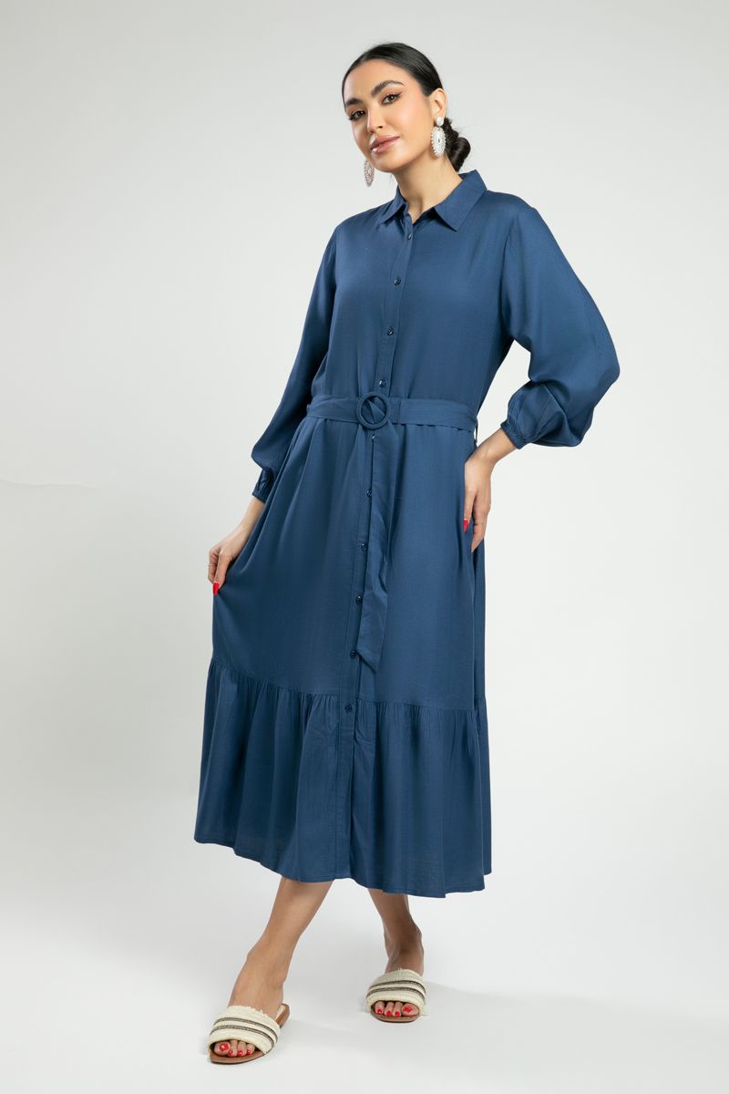 فستان بقصة قميص وحزام وحاشية بكشكش