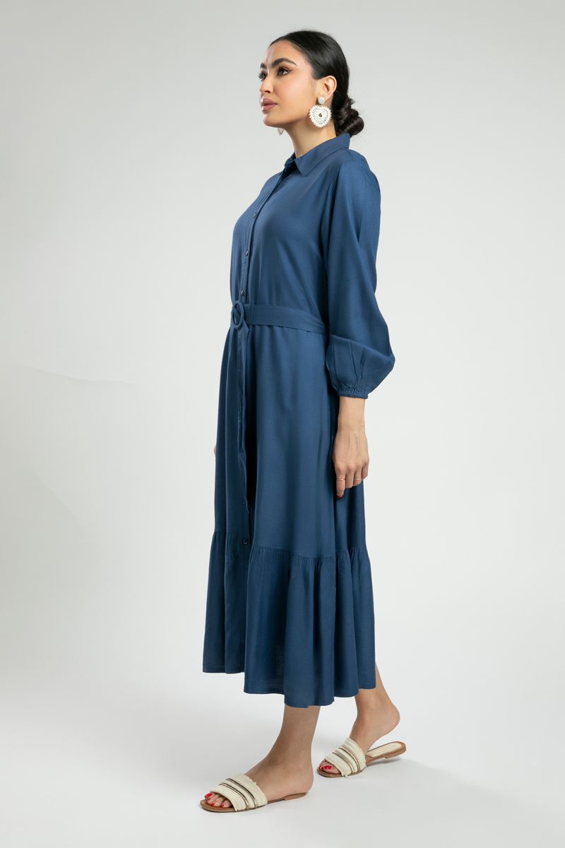 فستان بقصة قميص وحزام وحاشية بكشكش