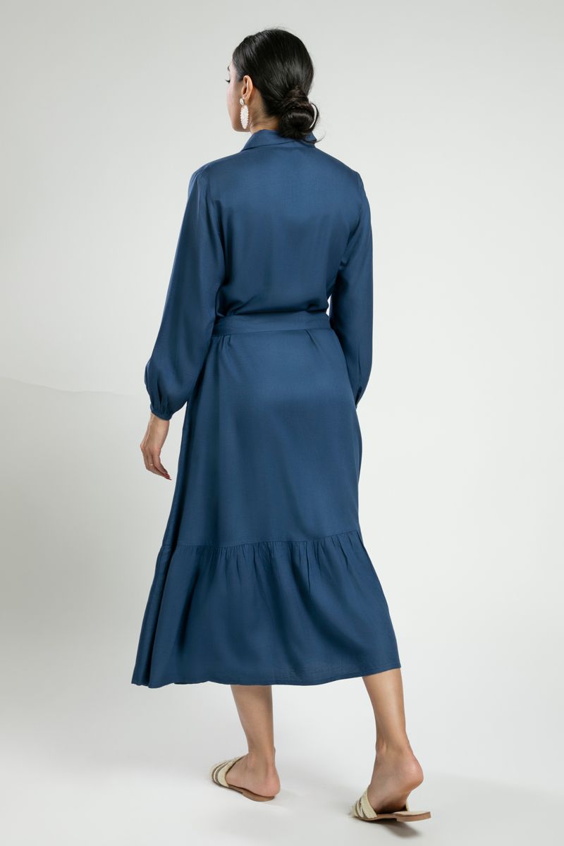 فستان بقصة قميص وحزام وحاشية بكشكش