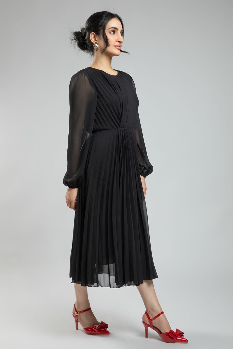 فستان نسائي طويل بأكمام طويلة وأنثوي - قماش شيفون ناعم بلون موحد، طيات على كامل التصميم