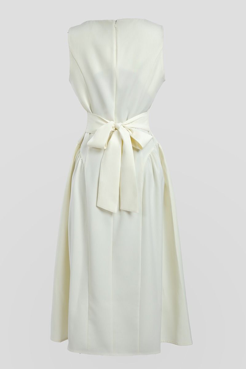 فستان بلا أكمام بياقة مربعة