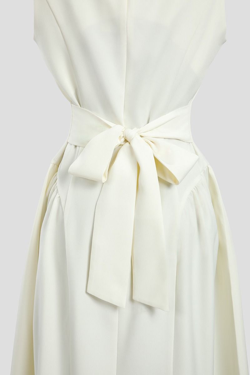 فستان بلا أكمام بياقة مربعة