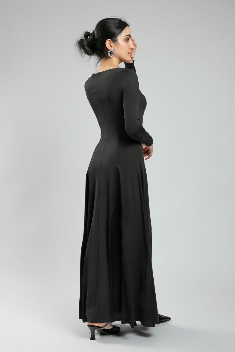 فستان ماكسي نسائي بأكمام طويلة وأنثوي - قصة ضيقة في الأعلى وفضفاضة في الأسفل