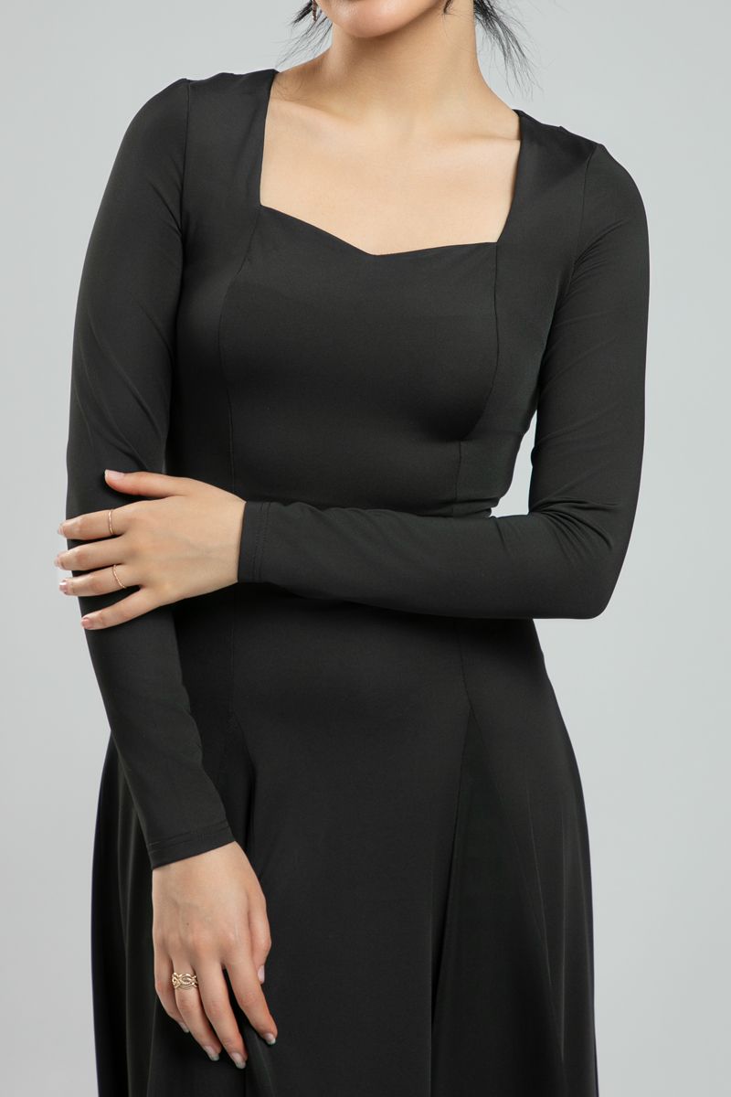 فستان ماكسي نسائي بأكمام طويلة وأنثوي - قصة ضيقة في الأعلى وفضفاضة في الأسفل