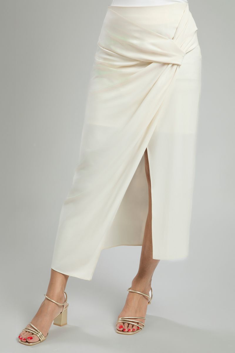 تنورة متوسطة الطول بتفصيل عقدة أمامية