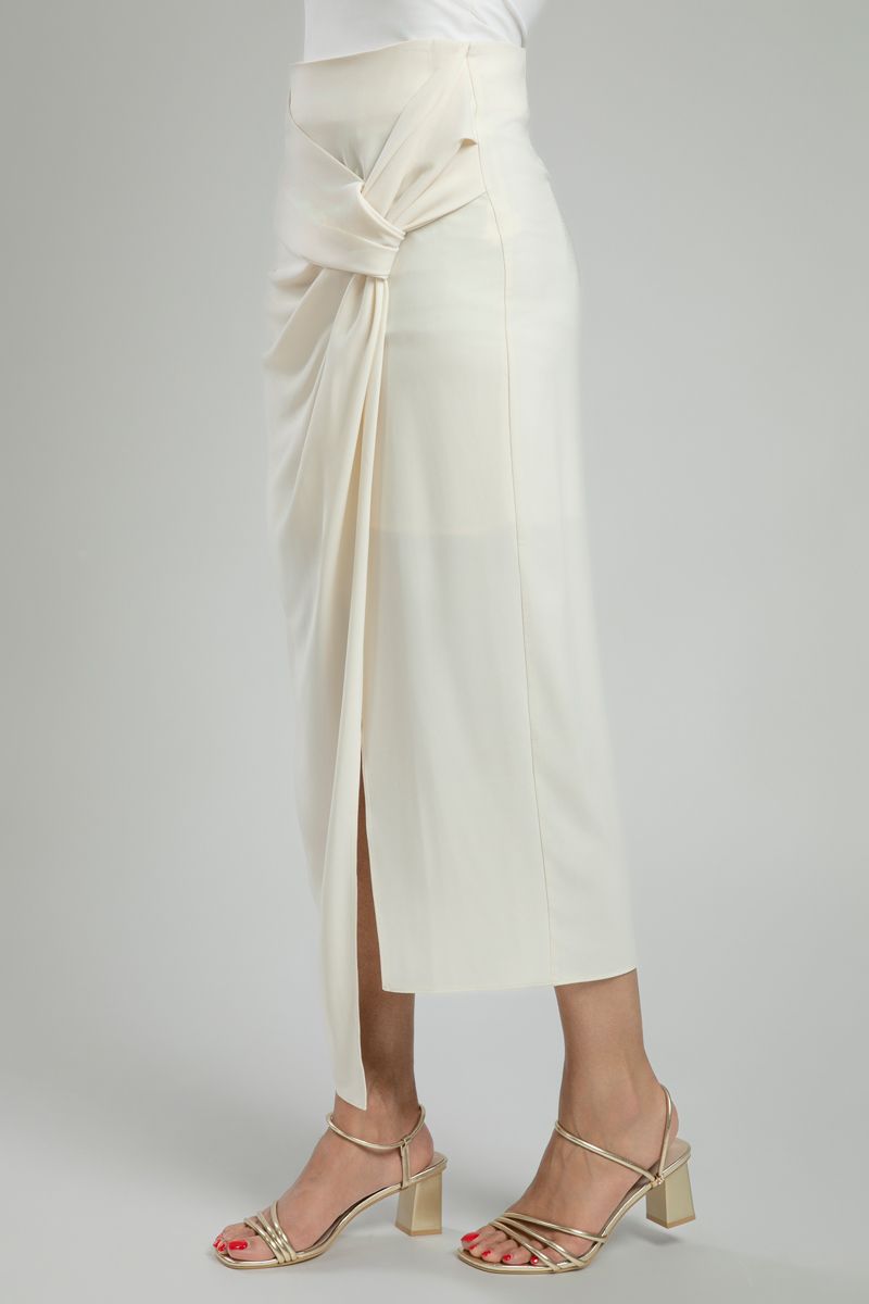 تنورة متوسطة الطول بتفصيل عقدة أمامية