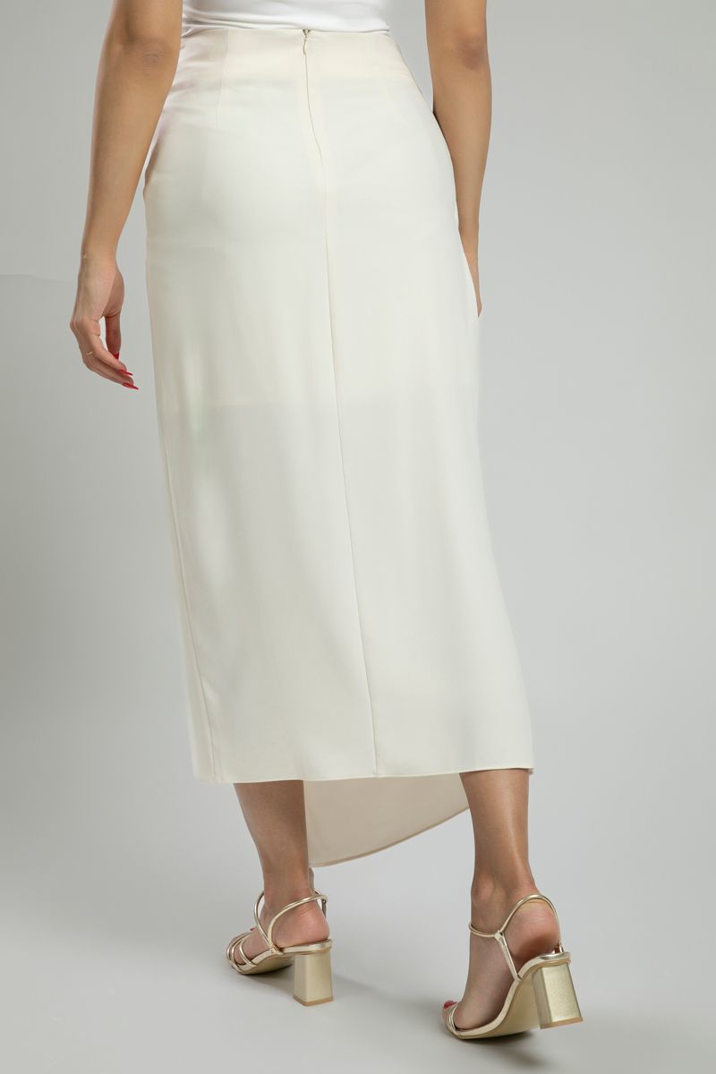 تنورة متوسطة الطول بتفصيل عقدة أمامية