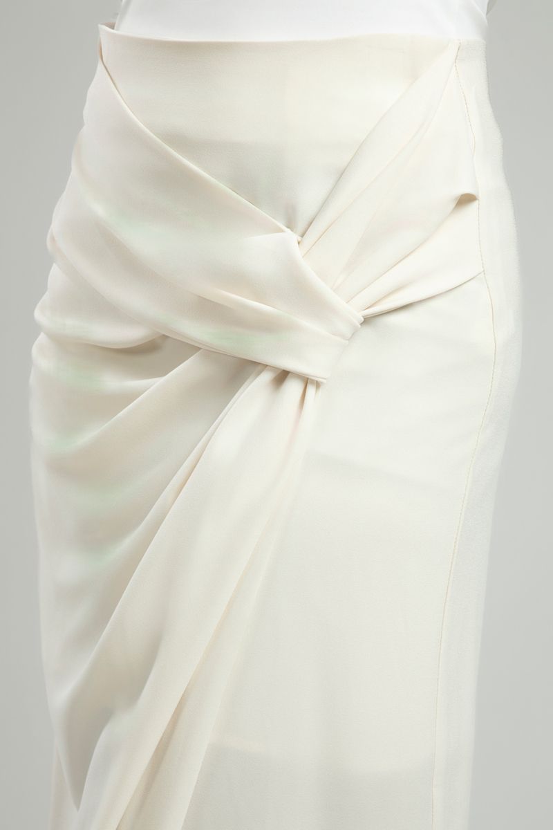 تنورة متوسطة الطول بتفصيل عقدة أمامية