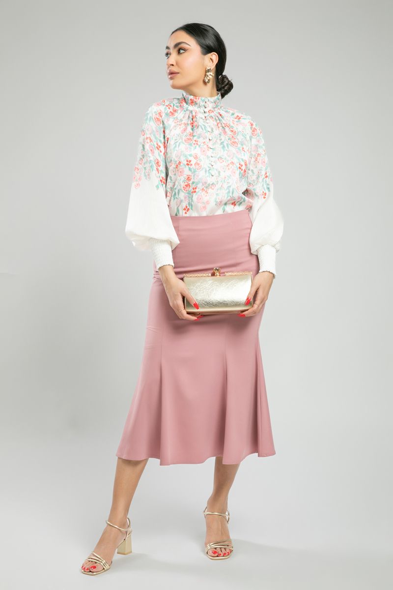 تنورة متوسطة الطول بقصة واسعة وتفاصيل خياطة